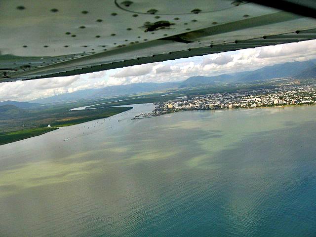 A 423 Cairns vu du Cessna.jpg